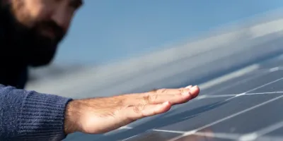 Solar technician explaining a system to a homeowner on a Lahore rooftop