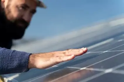 Solar technician explaining a system to a homeowner on a Lahore rooftop